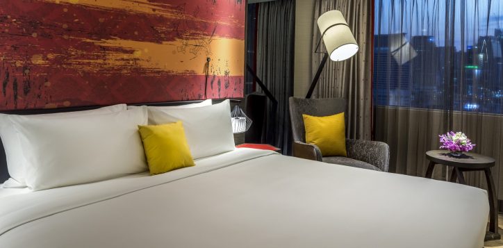 mercure-bangkok-sukhumvit-11-deluxe-room-comfortable-bed-2
